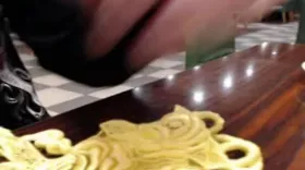 Vidéo exhibition : elle écarte les cuisses sous la table du snack