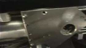 Gros plan sur une chatte qui se fait défoncer par une fucking machine
