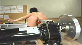 La cochonne monte au septième ciel avec une fucking machine