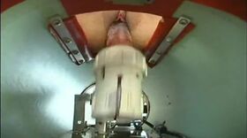 Jeune coquine se fait bourrer le minou par une machine à niquer