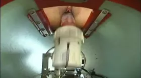 Jeune coquine se fait bourrer le minou par une machine à niquer