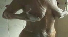 Vidéo amateur sous la douche...