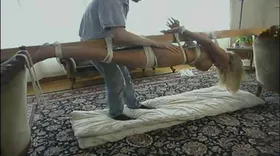 Le maître bichonne sa soumise aux gros seins