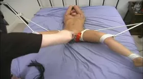 Soumise blonde aux gros seins se fait dompter par un maître