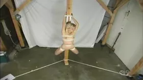 La soumise blonde se fait ligoter par son maître