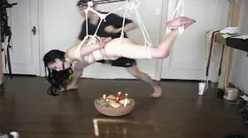 Maître expert en bondage frappe sa soumise ligotée