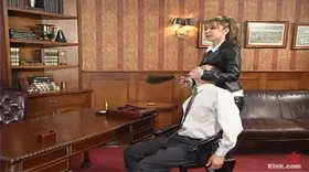 Le mec se fait dominer sous les yeux de sa petite amie
