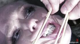 La soumise se fait écarteler ses narines, sa bouche et sa chatte