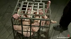 La dominateur libère sa soumise pour la punir