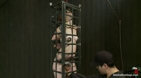 Enfermée dans une cage la soumise se fait maltraiter par son maître