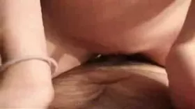Un jeune femme rousse qui sait calmer son envie de baiser