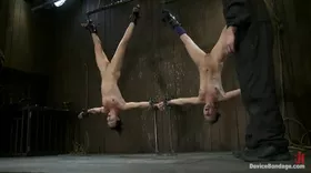 Pinces à linge et martinet pour un duo de soumises