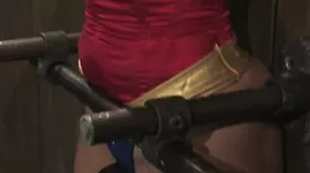Soumise bloquée et malmenée par un maître pervers