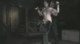 Soumise en latex se fait torturer