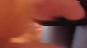 Plaisir d'une fellation avec une blonde qui caresse les couilles