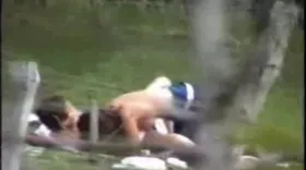 Filmé dans un jardin public en train de se faire pomper