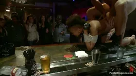 Chienne soumise black se fait humilier en public