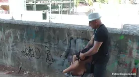 Humiliation publique d'une soumise mignonne et docile