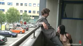 Soumise humiliée en public