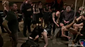 La femme dominée se fait lyncher par le public