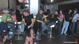 Humiliation publique dans un bar pour une soumise docile