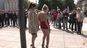 Femme soumise se fait niquer en public par son maître