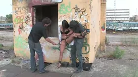 En plein centre ville la soumise se fait humilier par son maître