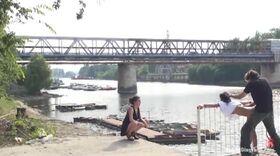 Humiliation en plein air pour cette soumise docile