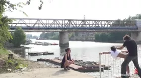 Humiliation en plein air pour cette soumise docile