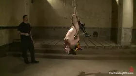 Fessée et coups de fouet pour une soumise docile