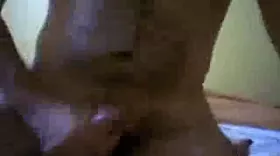 Ma femme me branle puis j'éjacule sur son ventre