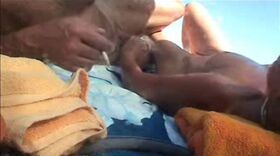 Video d'une branlette sur une plage nudiste