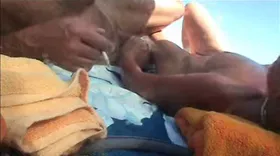 Video d'une branlette sur une plage nudiste