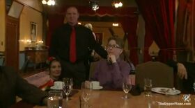 Humiliation publique lors d'une repas très bourgeois 