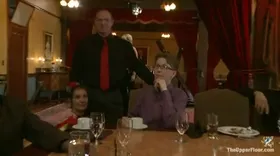 Humiliation publique lors d'une repas très bourgeois 