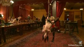 Humiliation pour des soumises lors d'un repas entre pervers