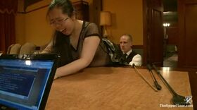 Des soumises font le spectacle à la fin d'un repas