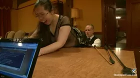 Des soumises font le spectacle à la fin d'un repas