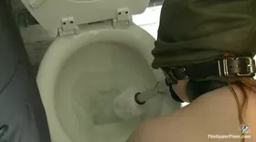 Soumise qui fait le ménage d'une drôle de façon