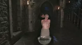 Séance de water bondage pour cette soumise traitée comme une chienne