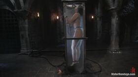 Séance de water bondage pour une dominée qui aime ça