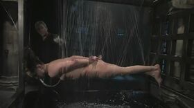 Séance de water bondage très trash pour cette soumise
