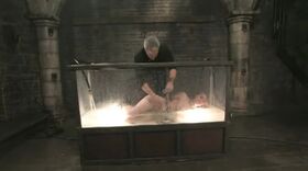 La femme dominée découvre le water bondage