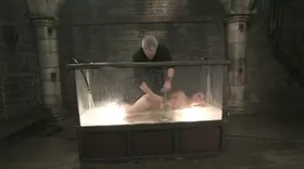 La femme dominée découvre le water bondage