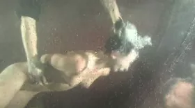 Séance de water bondage bien trash