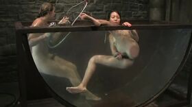 Séance de water bondage très extrême