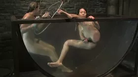Séance de water bondage très extrême