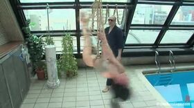 Séance de water bondage pour une asiatique soumise