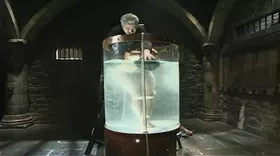 La séance de masturbation tourne à la séance de water bondage