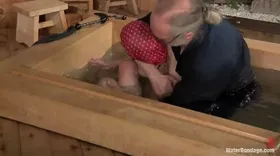La séance de sauna tourne en séance sm